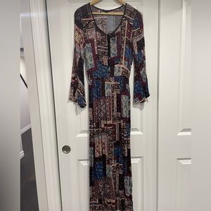 Long, multicoloured maxi dress with two slits and flowy sleeves